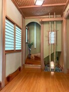 和を感じる１階ホール　床材等は桧を使用