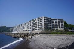 相模灘の海際に建つマンション外観
