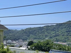 現地から海・周辺の山々を望めます