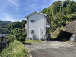 敷地東側からの建物外観