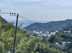 バルコニーから遠望で海が望めます