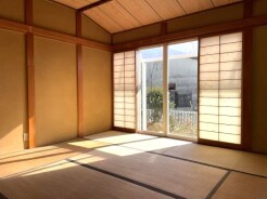 ２面に窓が有り明るい1階和室（8帖）