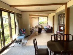 リビングは広々した約27帖のスペース