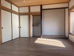 1階洋室（8帖）　畳からフローリングに張り替えされています。