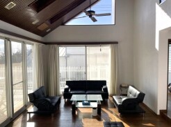 勾配天井で開放感があるリビングスペース