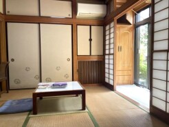 1F和室（6帖）　南からの陽が射し込む明るい室内