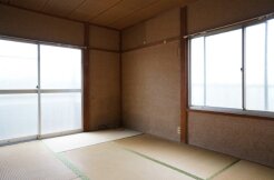 和室
2面の窓で室内明るいです！