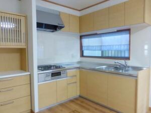 システムキッチンも交換させて頂き、床もＣＦからフォーリングに張替えさせて頂いたキッチン