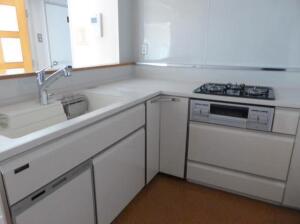 ご夫妻が選ばれたタカラスタンダード製のシステムキッチン（食洗器付）