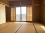 南・西面に窓が有り明るい2階和室（8帖）