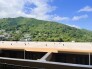 正面の山々を望むロケーション