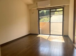 南面に窓の有るリビングダイニング