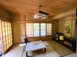 南・西の2面に窓の有る1階和室(6帖)