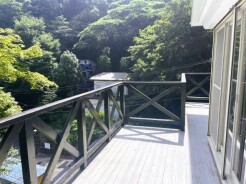 建物南面には広々したデッキがあります