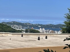 バルコニーから遠望で湯河原の街、海、真鶴半島が望めます